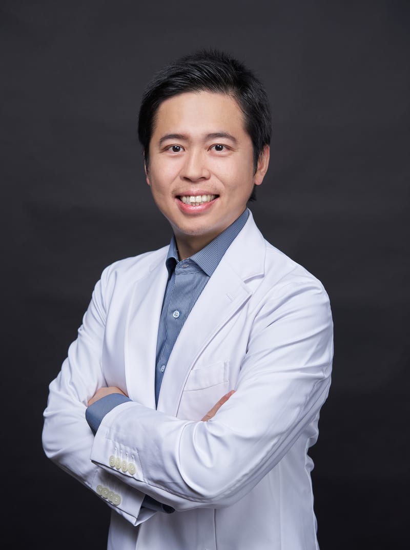 石承民醫師身穿白袍的個人照