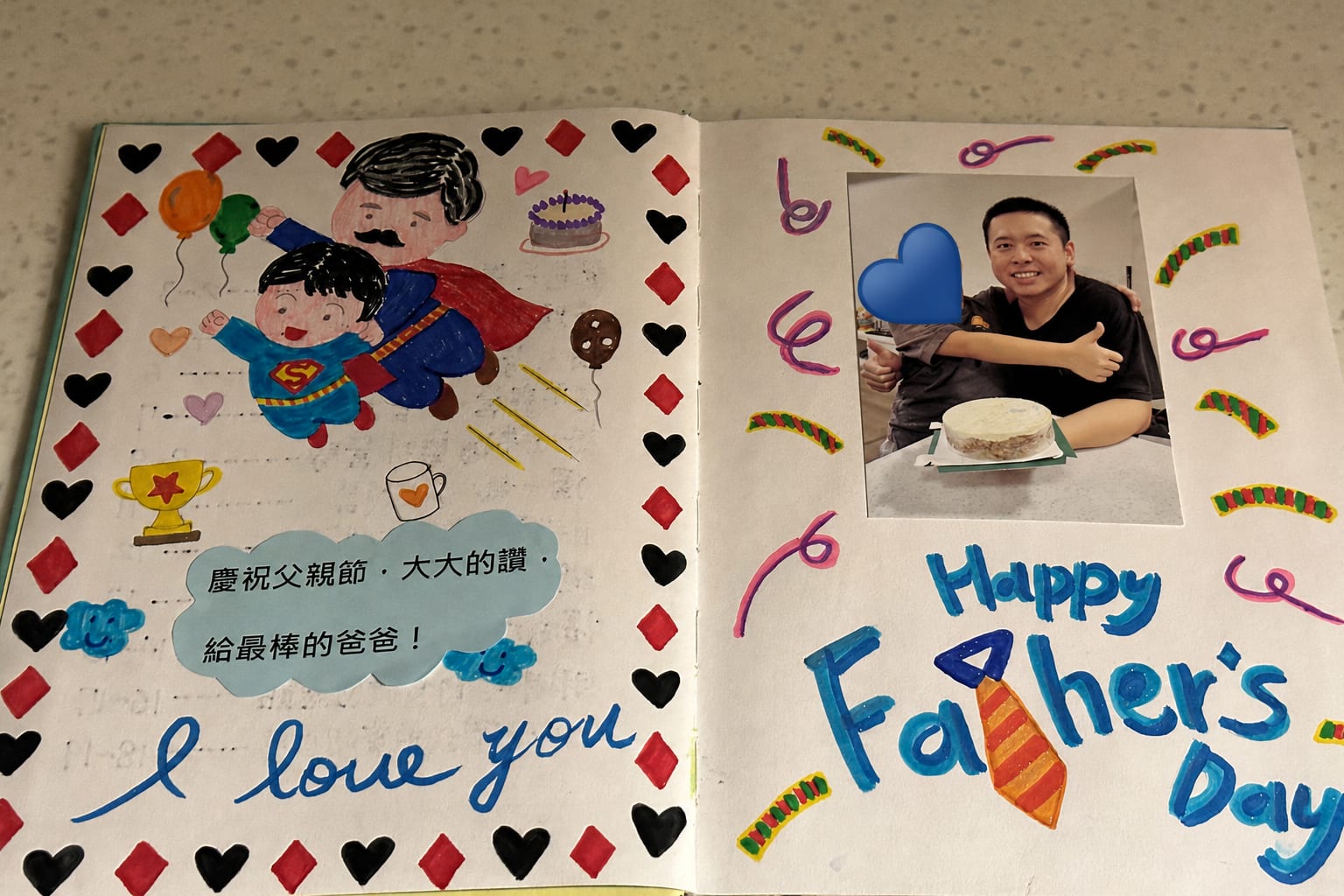 兒子的暑假作業裡父親節主題的手繪頁面，貼上一張與石承民醫師的合照，兒子臉部以貼圖遮蔽保護隱私