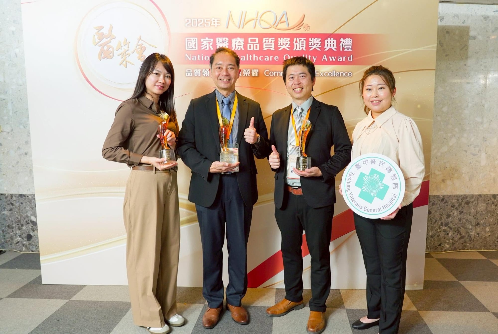 石承民醫師與臺中榮民總醫院脊椎外科團隊於 2025 年 NHQA 國家醫療品質獎頒獎典禮合影